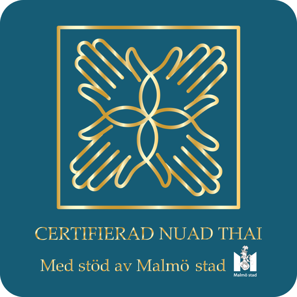 Vi har fått Nuad Thai certifiering. Vi M&B spa and wellness har deltagit i certifieringsprojekt För Nuad Thai Verksamheten: Malmömodellen” som utförs av ThaiWISE med stöd av Malmö stad. Certifieringen innebär att salongen genomgått ett utbildningsprogram samt uppfyller miljöbalkens krav om hygienisk behandlingsverksamhet. ● vi har genomgått minst 150 timmar av utbildning i Nuad Thai. ● vi har genomgått en utbildning i samhällsorientering. ● vi har genomgått en företagsutbildning. ● miljöförvaltningen har utfört en inspektion på vår massagesalongen. När du ser logon intygar den att salongen har genomgått nödvändig utbildning och är godkänd av miljöförvaltningen samt bedriver en etisk affärsmodell utvecklad av ThaiWISE. Tack för att du valt en Nuad Thai Certifierad salong! Läs mer om certifieringsprojekt https://nuadthai-info.thaiwise.se/sv/certifieringsprogram/