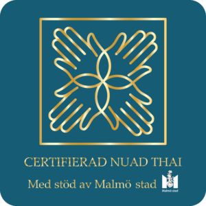 Vi har fått Nuad Thai certifiering. Vi M&B spa and wellness har deltagit i certifieringsprojekt För Nuad Thai Verksamheten: Malmömodellen” som utförs av ThaiWISE med stöd av Malmö stad. Certifieringen innebär att salongen genomgått ett utbildningsprogram samt uppfyller miljöbalkens krav om hygienisk behandlingsverksamhet. ● vi har genomgått minst 150 timmar av utbildning i Nuad Thai. ● vi har genomgått en utbildning i samhällsorientering. ● vi har genomgått en företagsutbildning. ● miljöförvaltningen har utfört en inspektion på vår massagesalongen. När du ser logon intygar den att salongen har genomgått nödvändig utbildning och är godkänd av miljöförvaltningen samt bedriver en etisk affärsmodell utvecklad av ThaiWISE. Tack för att du valt en Nuad Thai Certifierad salong! Läs mer om certifieringsprojekt https://nuadthai-info.thaiwise.se/sv/certifieringsprogram/
